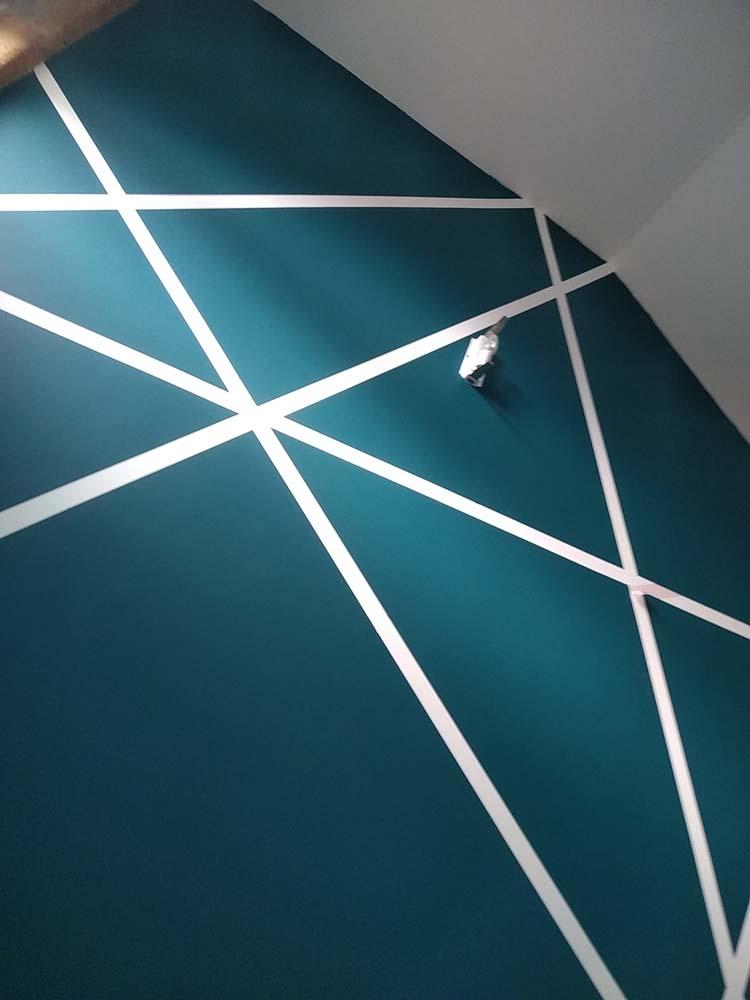 Mur bleu polygonal - Décoration intérieure Annecy Chrom Habitat