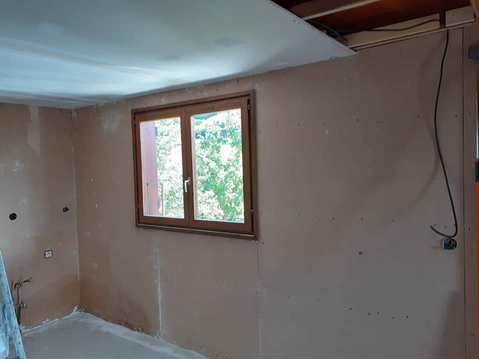 Grattage mur avant peinture Haute-Savoie
